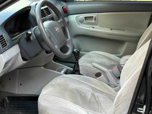 Черный Киа Черато, объемом двигателя 1.6 л и пробегом 239 тыс. км за 5140 $, фото 6 на Automoto.ua