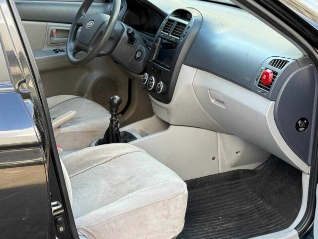 Черный Киа Черато, объемом двигателя 1.6 л и пробегом 239 тыс. км за 5140 $, фото 12 на Automoto.ua