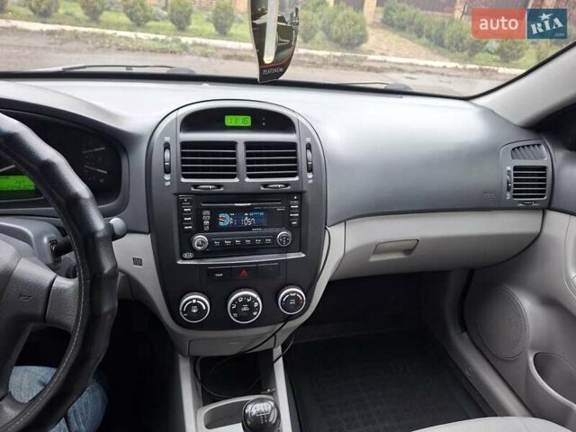 Черный Киа Черато, объемом двигателя 1.6 л и пробегом 225 тыс. км за 5200 $, фото 8 на Automoto.ua