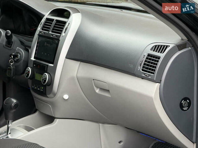 Черный Киа Черато, объемом двигателя 1.98 л и пробегом 180 тыс. км за 5500 $, фото 22 на Automoto.ua