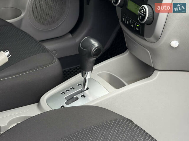 Черный Киа Черато, объемом двигателя 1.98 л и пробегом 180 тыс. км за 5500 $, фото 23 на Automoto.ua