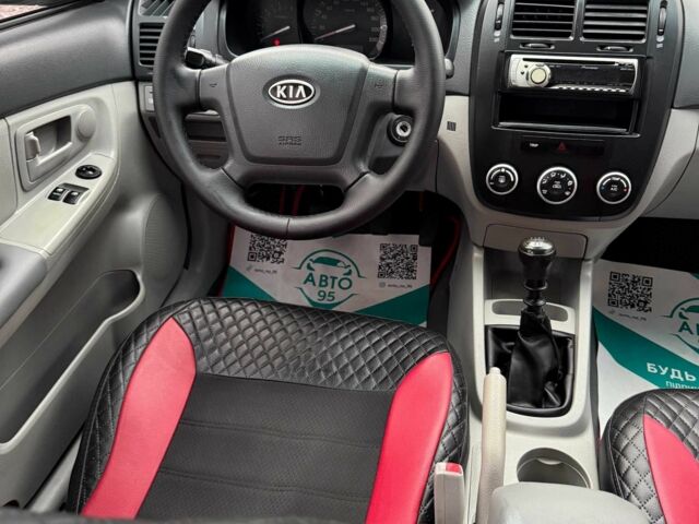 Черный Киа Черато, объемом двигателя 1.6 л и пробегом 258 тыс. км за 5200 $, фото 12 на Automoto.ua