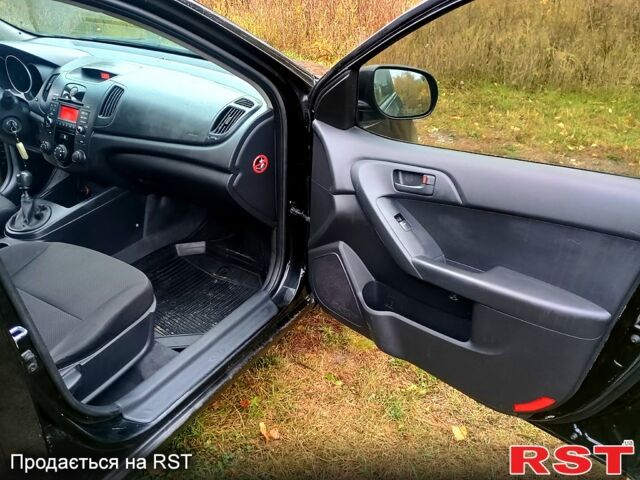 Черный Киа Черато, объемом двигателя 1.6 л и пробегом 123 тыс. км за 4900 $, фото 2 на Automoto.ua