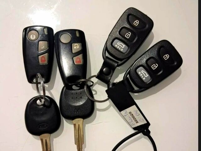 Черный Киа Черато, объемом двигателя 1.6 л и пробегом 300 тыс. км за 4999 $, фото 5 на Automoto.ua