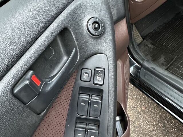 Черный Киа Черато, объемом двигателя 2 л и пробегом 300 тыс. км за 5499 $, фото 7 на Automoto.ua