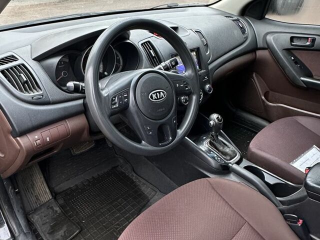 Черный Киа Черато, объемом двигателя 2 л и пробегом 300 тыс. км за 5499 $, фото 6 на Automoto.ua