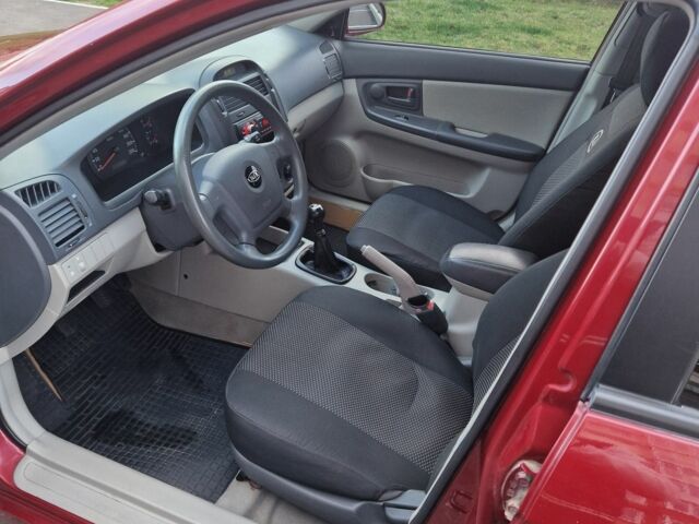 Красный Киа Черато, объемом двигателя 1.6 л и пробегом 260 тыс. км за 3650 $, фото 5 на Automoto.ua