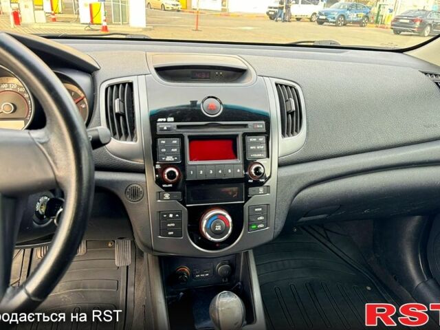 Красный Киа Черато, объемом двигателя 1.6 л и пробегом 128 тыс. км за 6700 $, фото 6 на Automoto.ua