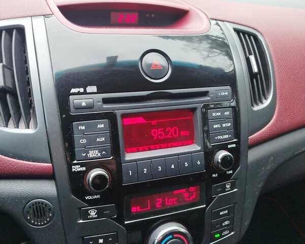 Червоний Кіа Черато, об'ємом двигуна 2 л та пробігом 345 тис. км за 6800 $, фото 11 на Automoto.ua