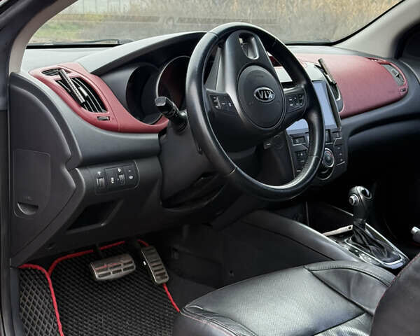 Червоний Кіа Черато, об'ємом двигуна 2 л та пробігом 124 тис. км за 8000 $, фото 6 на Automoto.ua