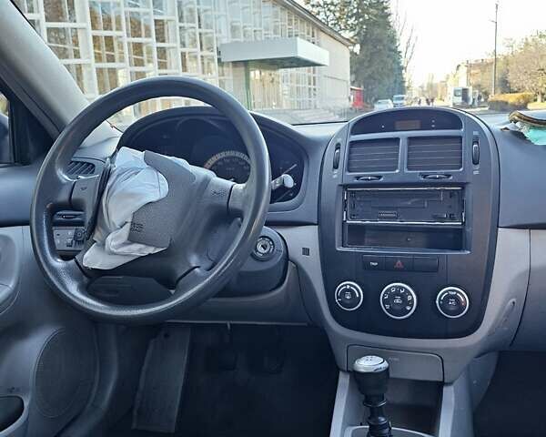 Красный Киа Черато, объемом двигателя 1.6 л и пробегом 200 тыс. км за 2600 $, фото 18 на Automoto.ua