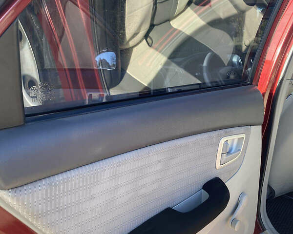 Червоний Кіа Черато, об'ємом двигуна 1.6 л та пробігом 239 тис. км за 4900 $, фото 7 на Automoto.ua