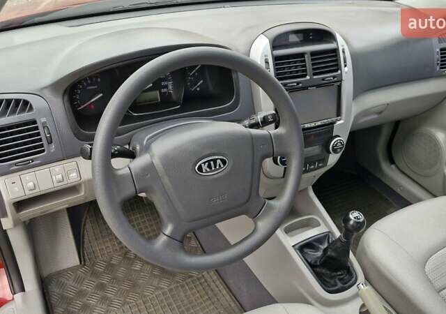 Красный Киа Черато, объемом двигателя 1.98 л и пробегом 120 тыс. км за 5650 $, фото 1 на Automoto.ua