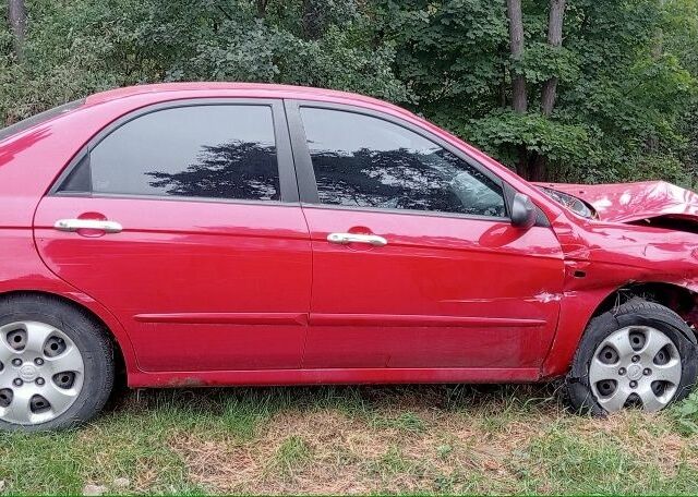 Красный Киа Черато, объемом двигателя 1.6 л и пробегом 250 тыс. км за 1200 $, фото 2 на Automoto.ua