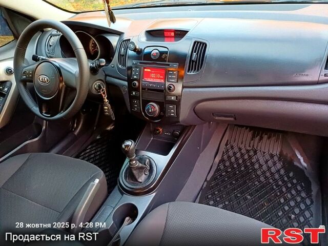 Киа Черато 2009 в Николаеве на Automoto.ua Красный Киа Черато, объемом двигателя 1.6 л и пробегом 170 тыс. км за 6200 $, фото 3 на Automoto.ua