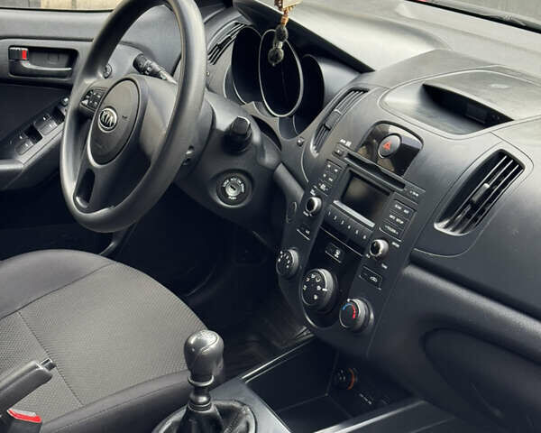 Красный Киа Черато, объемом двигателя 1.59 л и пробегом 142 тыс. км за 6000 $, фото 8 на Automoto.ua