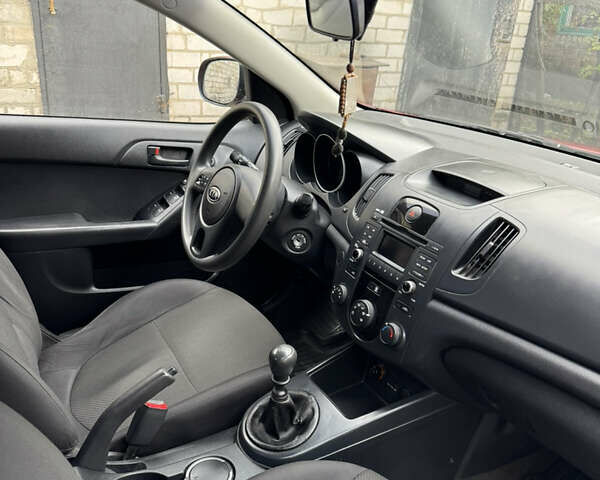 Красный Киа Черато, объемом двигателя 1.59 л и пробегом 142 тыс. км за 6000 $, фото 9 на Automoto.ua