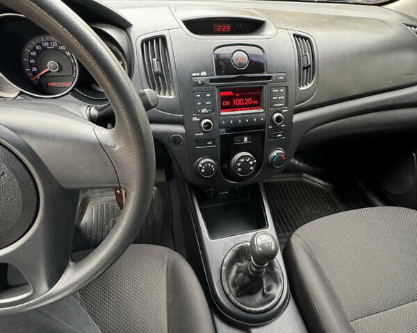 Красный Киа Черато, объемом двигателя 1.59 л и пробегом 142 тыс. км за 6000 $, фото 17 на Automoto.ua