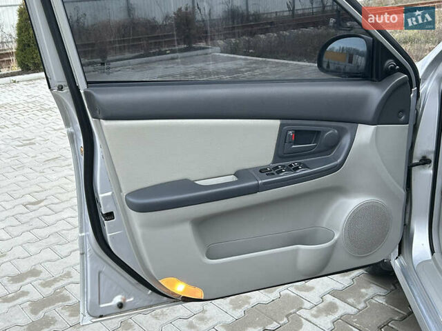 Серый Киа Черато, объемом двигателя 1.6 л и пробегом 177 тыс. км за 4000 $, фото 16 на Automoto.ua