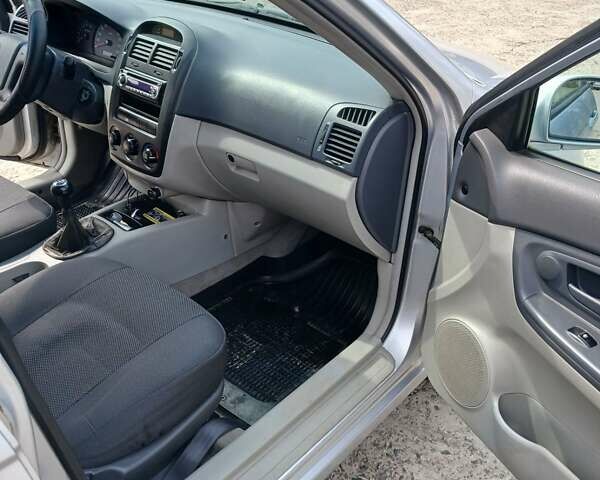 Серый Киа Черато, объемом двигателя 1.6 л и пробегом 192 тыс. км за 4200 $, фото 13 на Automoto.ua