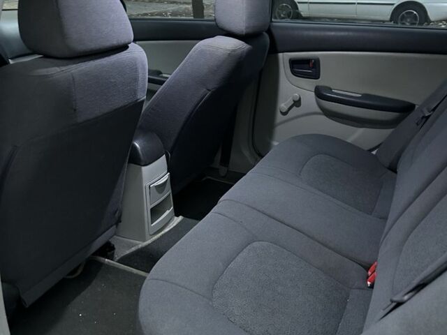 Серый Киа Черато, объемом двигателя 1.6 л и пробегом 190 тыс. км за 3100 $, фото 7 на Automoto.ua