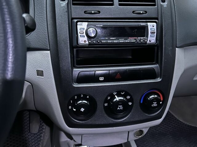 Серый Киа Черато, объемом двигателя 1.6 л и пробегом 190 тыс. км за 3100 $, фото 6 на Automoto.ua