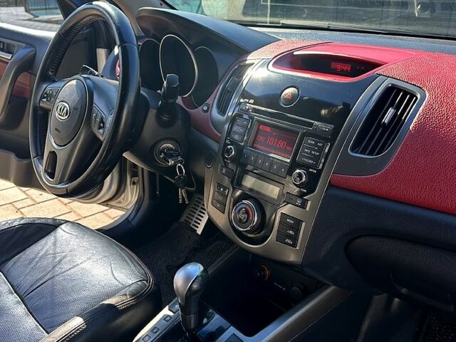 Серый Киа Черато, объемом двигателя 2 л и пробегом 95 тыс. км за 7600 $, фото 4 на Automoto.ua