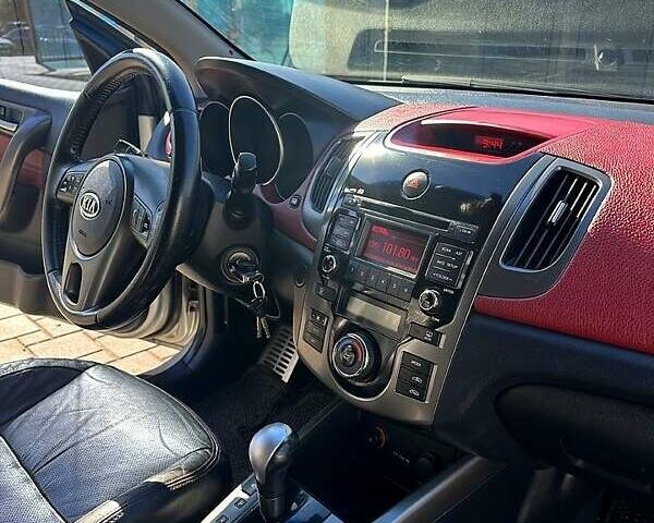 Сірий Кіа Черато, об'ємом двигуна 2 л та пробігом 95 тис. км за 7600 $, фото 3 на Automoto.ua