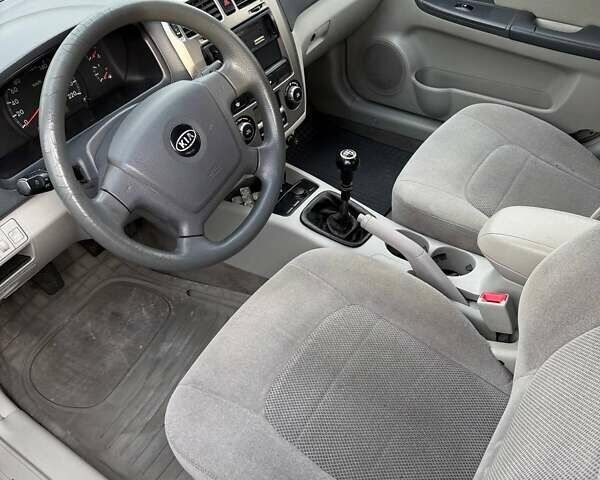 Серый Киа Черато, объемом двигателя 1.6 л и пробегом 178 тыс. км за 2900 $, фото 16 на Automoto.ua