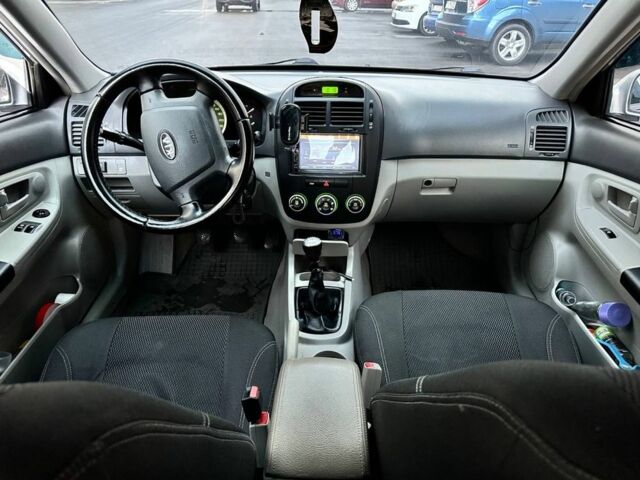 Серый Киа Черато, объемом двигателя 1.6 л и пробегом 320 тыс. км за 3500 $, фото 7 на Automoto.ua