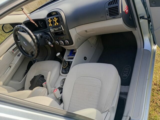 Серый Киа Черато, объемом двигателя 1.6 л и пробегом 185 тыс. км за 4600 $, фото 5 на Automoto.ua