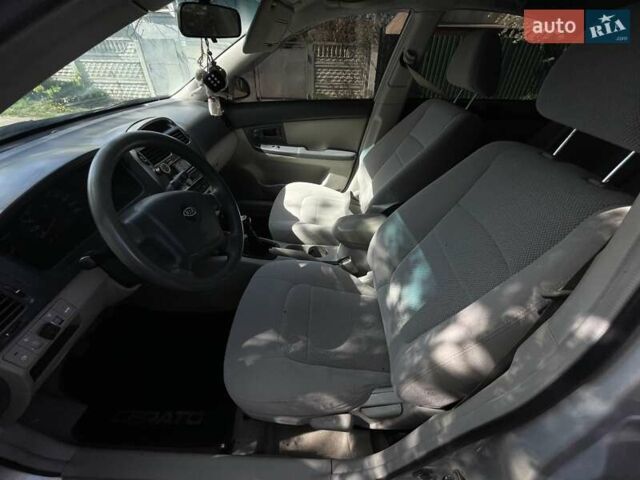 Сірий Кіа Черато, об'ємом двигуна 1.6 л та пробігом 180 тис. км за 4300 $, фото 7 на Automoto.ua