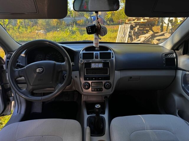 Серый Киа Черато, объемом двигателя 1.6 л и пробегом 250 тыс. км за 2700 $, фото 6 на Automoto.ua