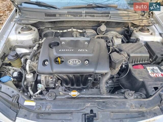 Сірий Кіа Черато, об'ємом двигуна 1.59 л та пробігом 160 тис. км за 4400 $, фото 5 на Automoto.ua