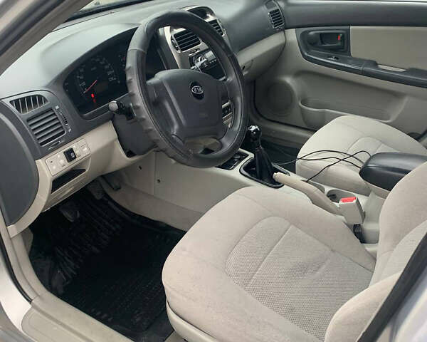 Серый Киа Черато, объемом двигателя 1.98 л и пробегом 250 тыс. км за 3800 $, фото 2 на Automoto.ua