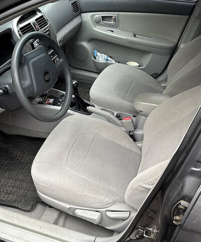 Серый Киа Черато, объемом двигателя 2 л и пробегом 180 тыс. км за 3800 $, фото 12 на Automoto.ua