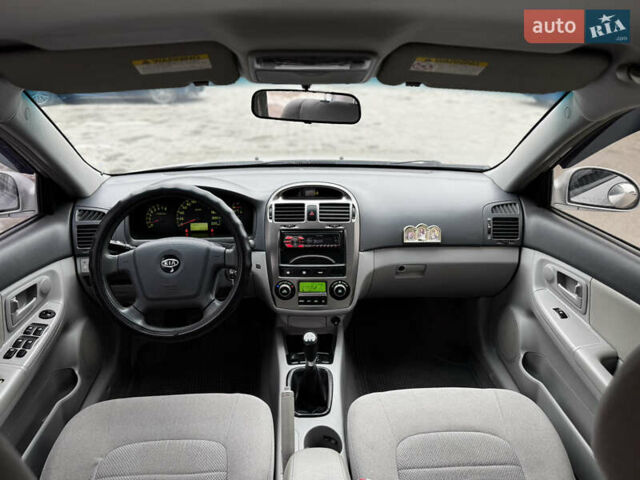 Серый Киа Черато, объемом двигателя 2 л и пробегом 240 тыс. км за 4300 $, фото 7 на Automoto.ua