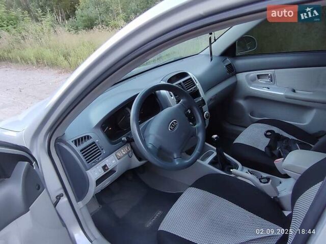 Серый Киа Черато, объемом двигателя 2 л и пробегом 164 тыс. км за 4900 $, фото 6 на Automoto.ua