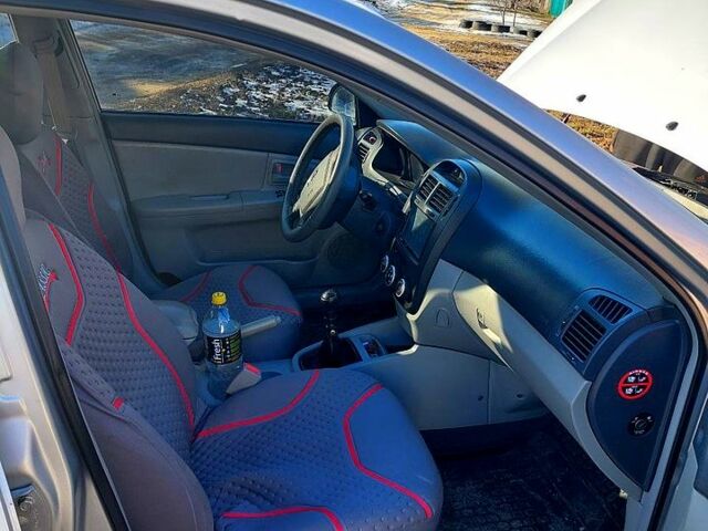 Сірий Кіа Черато, об'ємом двигуна 1.6 л та пробігом 0 тис. км за 4500 $, фото 3 на Automoto.ua