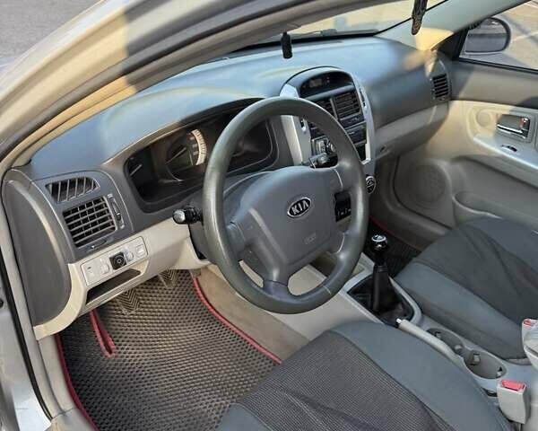 Сірий Кіа Черато, об'ємом двигуна 2 л та пробігом 202 тис. км за 4600 $, фото 32 на Automoto.ua
