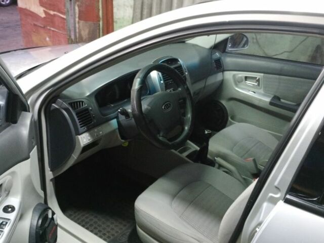 Серый Киа Черато, объемом двигателя 2 л и пробегом 165 тыс. км за 4600 $, фото 2 на Automoto.ua