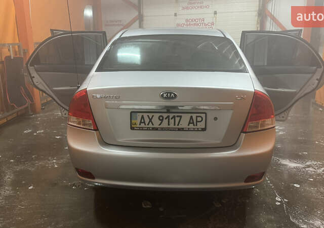Серый Киа Черато, объемом двигателя 1.6 л и пробегом 274 тыс. км за 3500 $, фото 1 на Automoto.ua