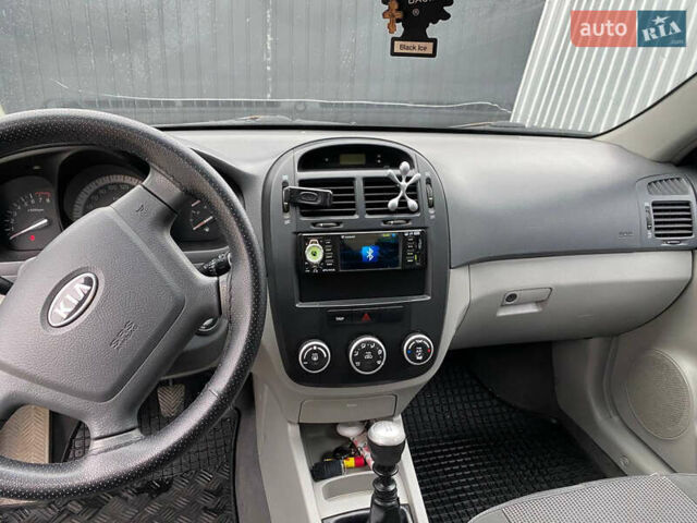 Сірий Кіа Черато, об'ємом двигуна 1.6 л та пробігом 250 тис. км за 3100 $, фото 6 на Automoto.ua