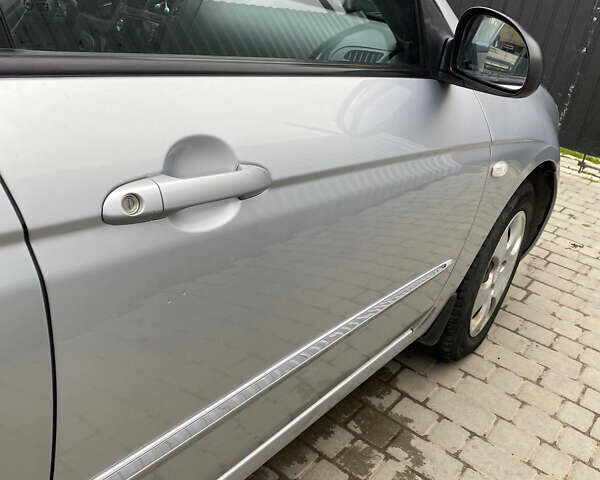 Сірий Кіа Черато, об'ємом двигуна 1.6 л та пробігом 250 тис. км за 3100 $, фото 8 на Automoto.ua