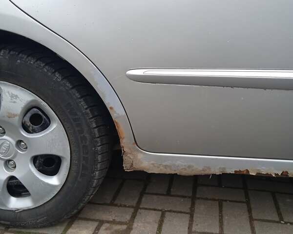 Серый Киа Черато, объемом двигателя 1.59 л и пробегом 240 тыс. км за 3500 $, фото 4 на Automoto.ua