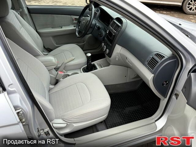 Серый Киа Черато, объемом двигателя 1.6 л и пробегом 250 тыс. км за 4200 $, фото 9 на Automoto.ua