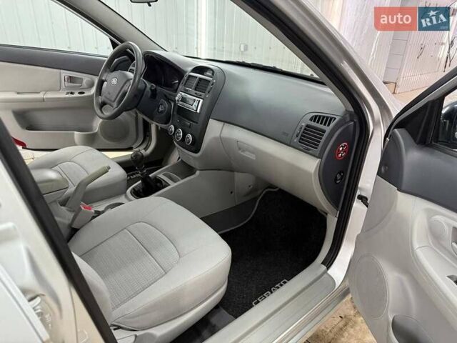 Серый Киа Черато, объемом двигателя 1.59 л и пробегом 50 тыс. км за 6000 $, фото 4 на Automoto.ua