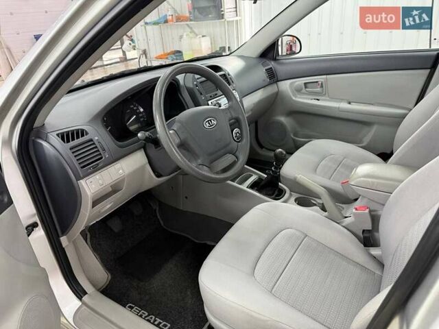 Серый Киа Черато, объемом двигателя 1.59 л и пробегом 50 тыс. км за 6000 $, фото 3 на Automoto.ua