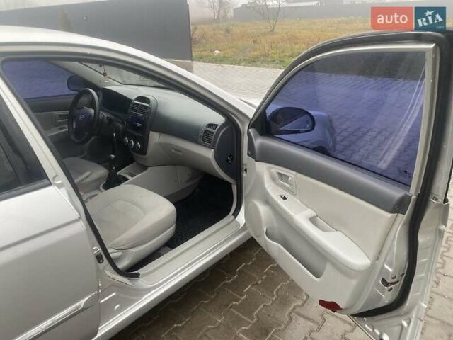 Сірий Кіа Черато, об'ємом двигуна 1.59 л та пробігом 250 тис. км за 4500 $, фото 7 на Automoto.ua