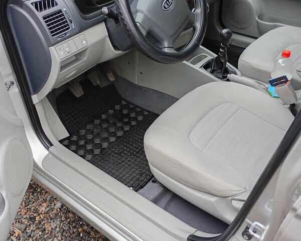 Серый Киа Черато, объемом двигателя 1.59 л и пробегом 170 тыс. км за 5200 $, фото 6 на Automoto.ua